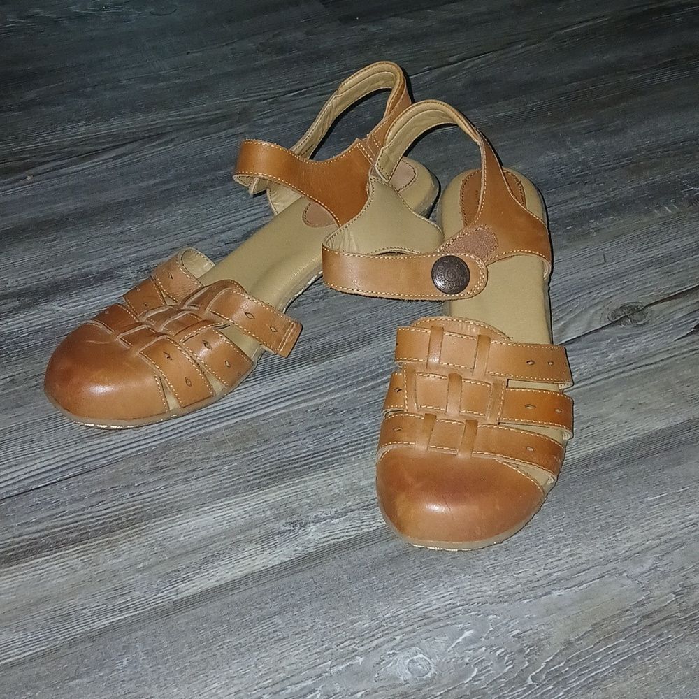 Softspots  light brown heeled shoes  Sz 11  NWOT